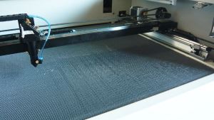 Qual é a resistência ao impacto do favo de mel Slant que posso comprar?